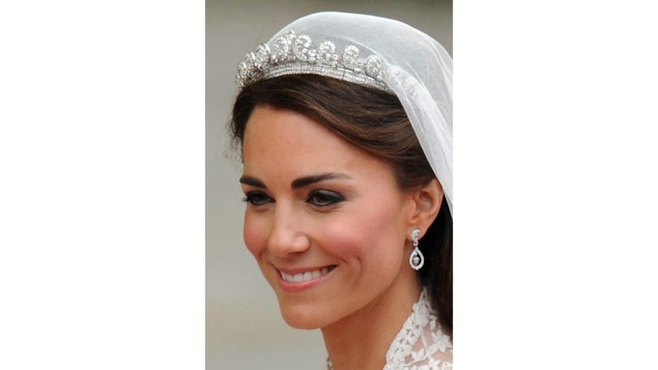 Kate, Duchess of Cambridge, smiles as they travel in the 1902 State Landau carriage along the Processional Route to Buckingham Palace, in London, on April 29, 2011. AFP PHOTO / BEN STANSALL (Photo credit should read BEN STANSALL/AFP via Getty Images)