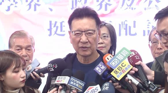 趙少康辭去中廣董事長，被質疑仍擁中廣股權。