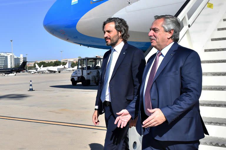 El presidente Alberto Fernández y el canciller Santiago Cafiero al arribar a España