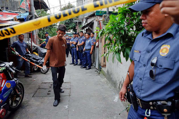 In der philippinischen Hauptstadt Manila wird eine Leiche aus einem Haus getragen. Zwei Männer wurden vorher während einer Drogenrazzia der Polizei getötet. (Bild: Damir Sagolj/Reuters)