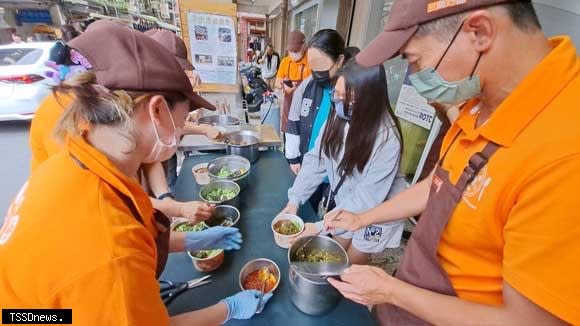 三商巧福義煮麵食，送暖家扶分享愛。(基隆家扶提供)