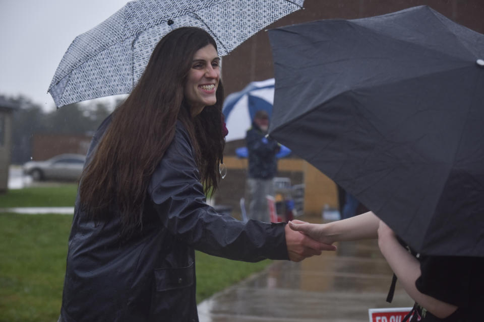 Danica Roem estrecha la mano de los votantes en Gainesville, Virginia, el martes 7 de noviembre de 2017. El mismo martes se anunció que Roem había vencido al legislador Robert Marshall en las elecciones. (Jahi Chikwendiu /The Washington Post vía AP)