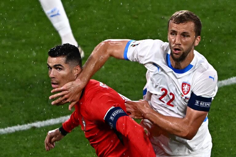 Duelo de capitanes. Cristiano Ronaldo disputa con Tomas Soucek