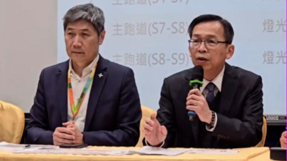 桃園機場總經理范孝倫（左）、交通部政務次長林國顯說明桃機跑道歲修狀況。（圖／林志偉攝）