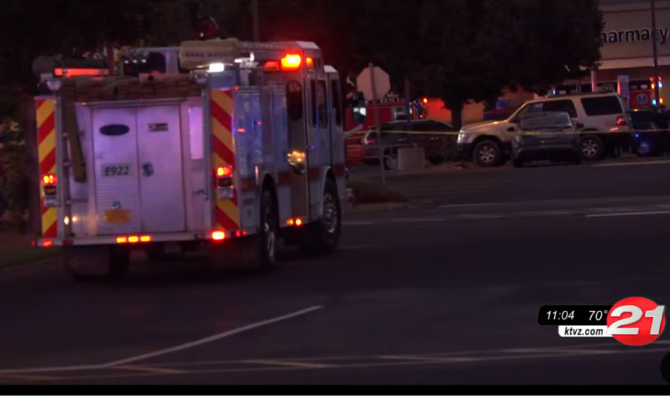 Los primeros socorristas llegan al Safeway en Bend, Oregon, donde un tirador mató a dos personas y fue declarado muerto por la policía poco después de comenzar el tiroteo (KTVZ/video screengrab)