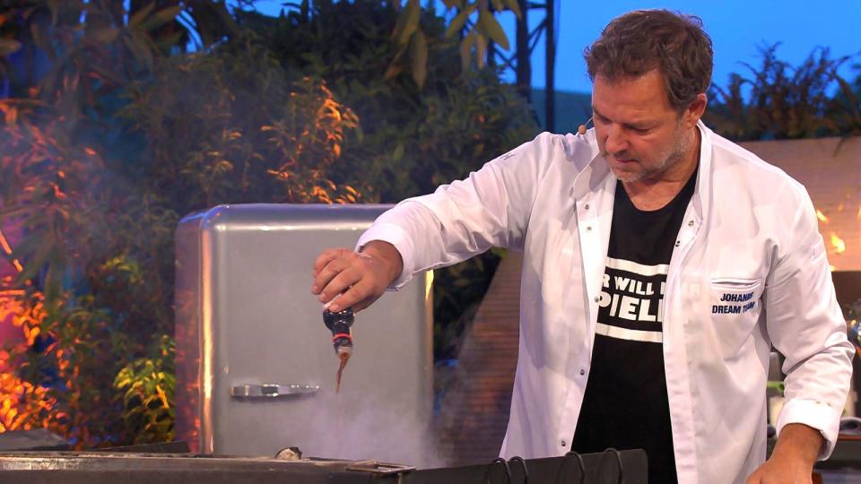 Martin Rütter kocht als Vorspeise eine vegane Kohlroulade. (Bild: RTL)