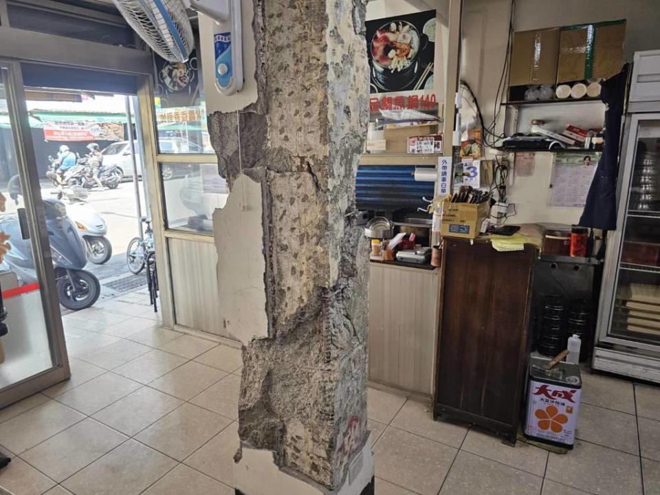 萬華60年老屋不耐震，南機場附近火鍋店龍柱鋼筋外露。(游定剛拍攝)