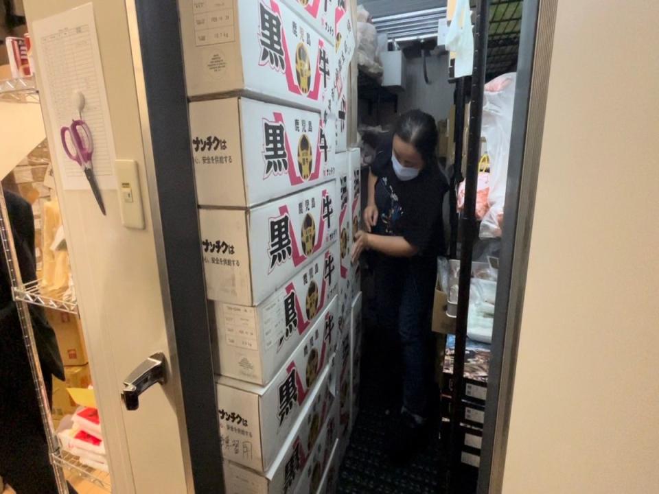 台中市衛生局稽查和牛EMPEROR，發現八項食品過期。（圖：中市府提供）