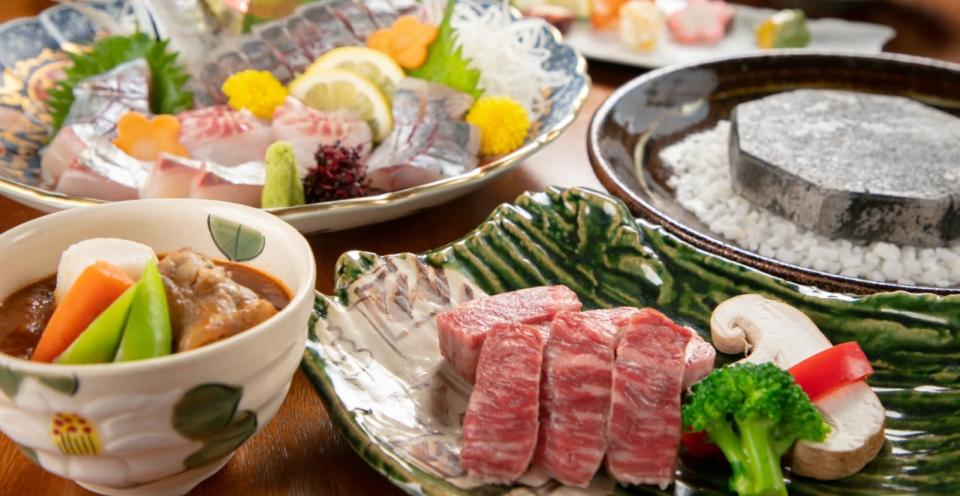 台灣遊客訂房時指定要吃高級料理。（圖／東森新聞）