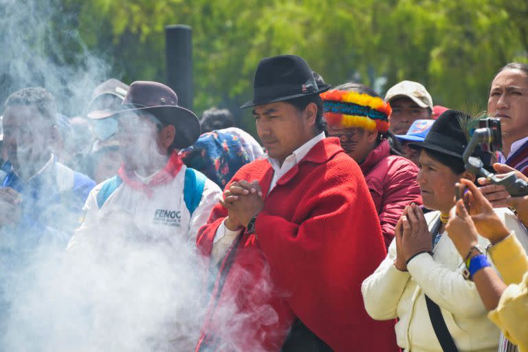 El presidente de la Confederación de Nacionalidades Indígenas de Ecuador, Leonidas Iza, encabeza una marcha hacia la Corte Constitucional para exigir la admisibilidad del juicio político contra el presidente ecuatoriano Guillermo Lasso, en Quito, el 28 de marzo de 2023. 