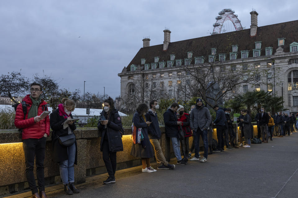 LONDON, ENGLAND - DECEMBER 14: Members of the public queue for vaccinations and booster vaccinations at St Thomas' Hospital  on December 14, 2021 in London, England. The government announced it was accelerating its Covid-19 booster programme due to concerns about the Omicron variant. The UK now intends to offer every adult a booster jab before the end of the year. (Photo by Dan Kitwood/Getty Images)