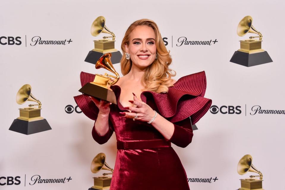 Adele posa con el premio a la mejor actuación pop en solitario en los Grammy (Getty Images for The Recording A)