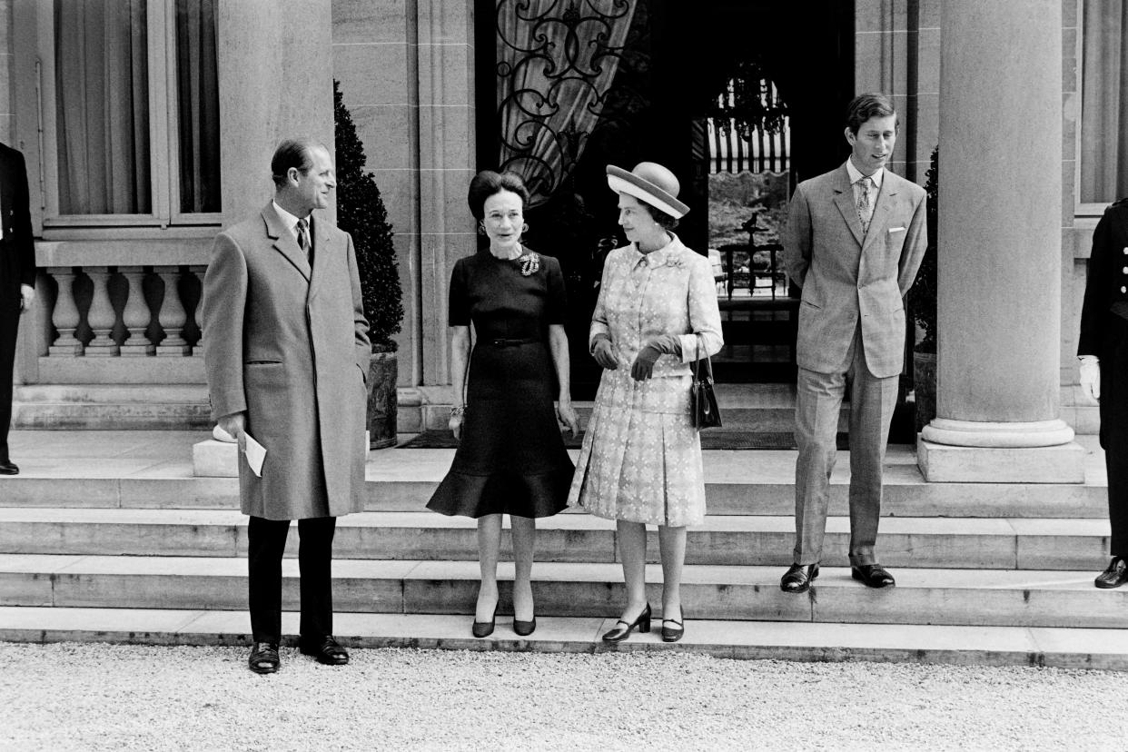 Queen Elizabeth II (2-R), Prince Philip, Duke of Edinburgh (L) and their son Prince Charles meet Wallis Simpson, Duchess of Windsor in Paris on May 18, 1972 during a state visit in France. (Photo by AFP) (Photo by -/AFP via Getty Images)