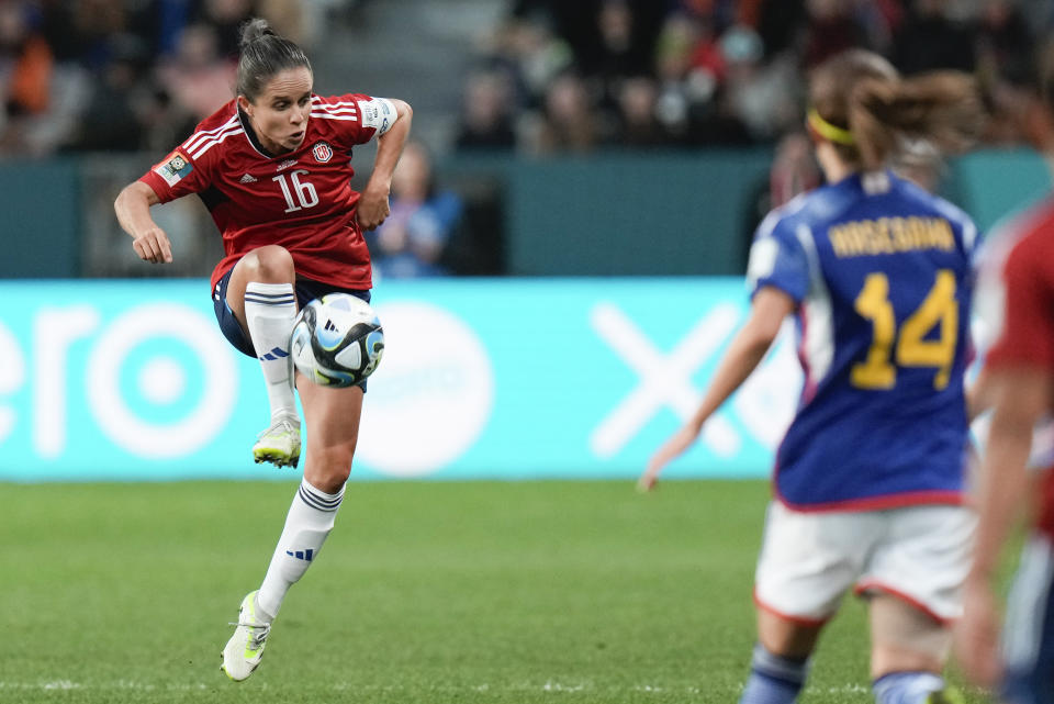 La futbolista de Costa Rica Katherine Alvarado trata de controlar el balón durante una partido del Grupo C del Mundial femenino contra Japón, en Dunedin, Nueva Zelanda, el 26 de julio de 2023. (AP Foto/Alessandra Tarantino)