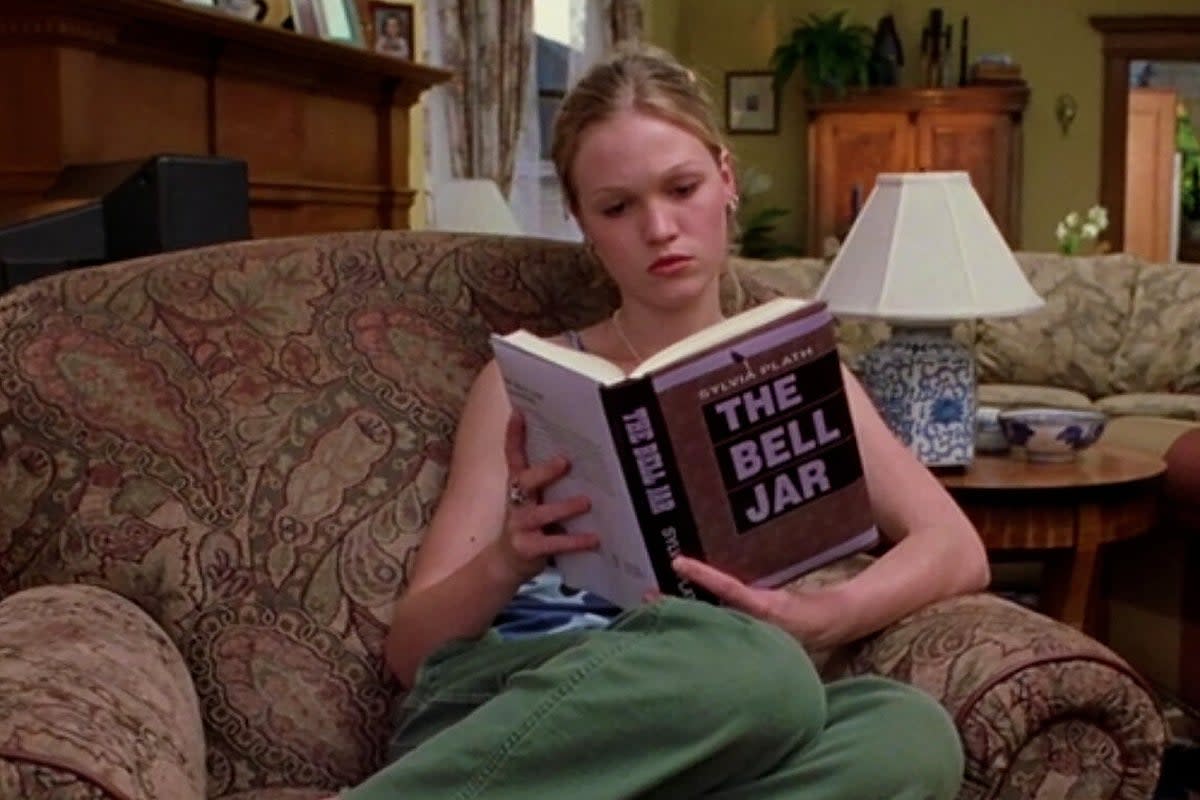 Birth of the ‘sad girl’: Julia Stiles reads ‘The Bell Jar’ in ‘10 Things I Hate About You’  (Touchstone Pictures)