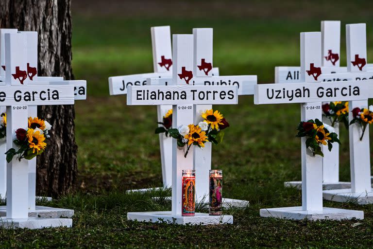 Las cruces adornan un monumento improvisado para las víctimas del tiroteo en la Escuela Primaria Robb en Uvalde, Texas, el 26 de mayo de 2022