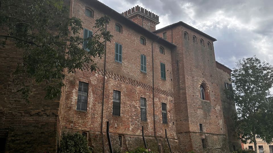 A few rooms in Castle Sannazzaro are available as a vacation rental. - Ludovica Uberta Sannazzaro Natta