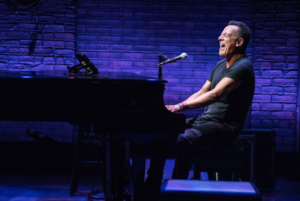 Ebenfalls rekordverdächtig: Zwischen Oktober 2017 und Dezember 2018 stand Springsteen 236-mal auf der Bühne des Walter Kerr Theatre, um seine One-Man-Show (bei einigen Songs war Ehefrau Patti dabei) "Springsteen on Broadway" aufzuführen. Dafür erhielt er den renommierten Musical-Award "Tony", 20 Grammys und einen Oscar hatte Springsteen bereits zu Hause stehen. (Bild: Rob De Martin / Sony Music)