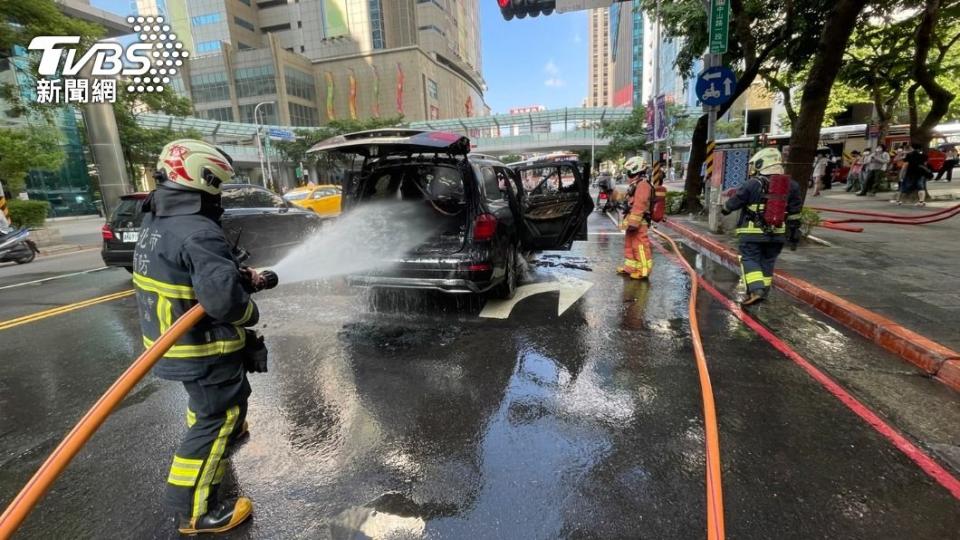 賓士車行駛途中突然起火燃燒，警消人員到場灌救。（圖／TVBS）