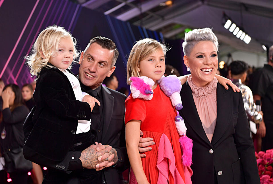 Carey Hart and Pink with their children, Jameson and Willow Sage Hart, at the 2019 E! People's Choice Awards red carpet. (Photo: Emma McIntyre/E! Entertainment via Getty Images)