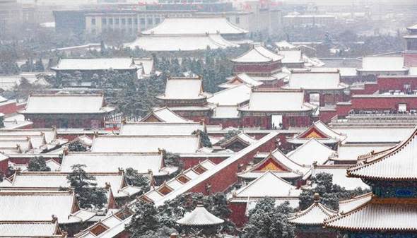 北京下了雪之後，白雪襯托著故宮的紅牆青瓦，有令人著迷的色調，類似於西方冬季的聖誕節。（圖／網路）