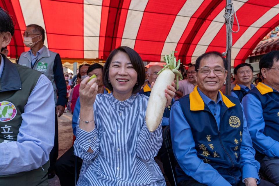 屏東縣周春米縣長拿到演出中贈送的農產品。（紙風車提供）