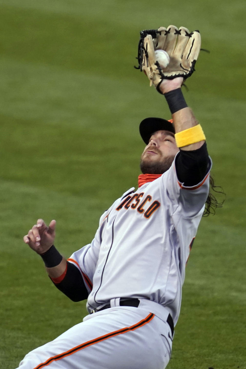 San Francisco Giants shortstop Brandon Crawford catches a foul ball hit by Oakland Athletics' Tommy La Stella in the first inning of a baseball game Friday, Sept. 18, 2020, in Oakland, Calif. (AP Photo/Eric Risberg)