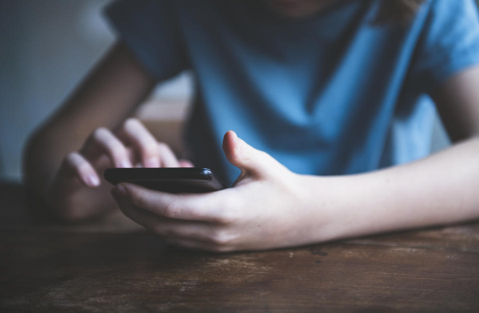 El uso de las nuevas tecnologías que impiden el encuentro real tan necesario para todos los seres humanos pero muy especialmente en esta etapa de desarrollo/Getty Images.