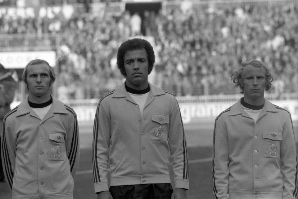 Erwin Kostedde (Mitte) debütierte 1974 als erster schwarzer Spieler in der deutschen Fußball-Nationalmannschaft. (Bild: Broadview Pictures)