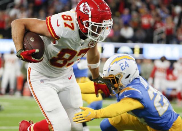 Los Angeles Chargers linebacker Troy Reeder (42) against the Kansas City  Chiefs in an NFL football game, Sunday, Nov. 20, 2022, in Inglewood, Calif.  Chiefs won 30-27. (AP Photo/Jeff Lewis Stock Photo - Alamy