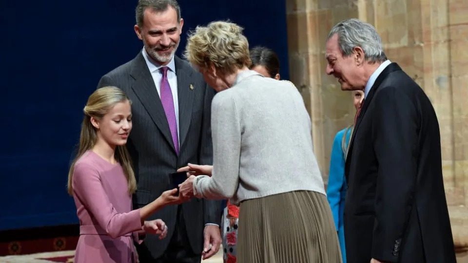 La princesa Leonor de España entrega el premio Princesa de Asturias junto a su padre, el rey Felipe VI, a la escritora Siri Hustvedt, quien es acompañada por su marido, Paul Auster.