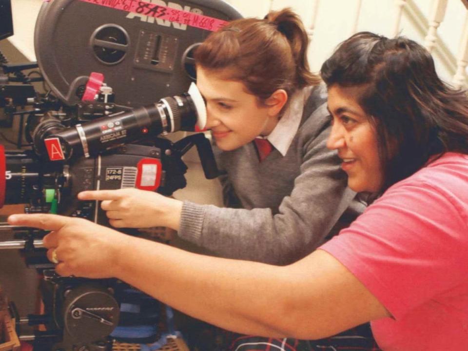 Chadha teaching Groome to use a camera (Gurinder Chadha)