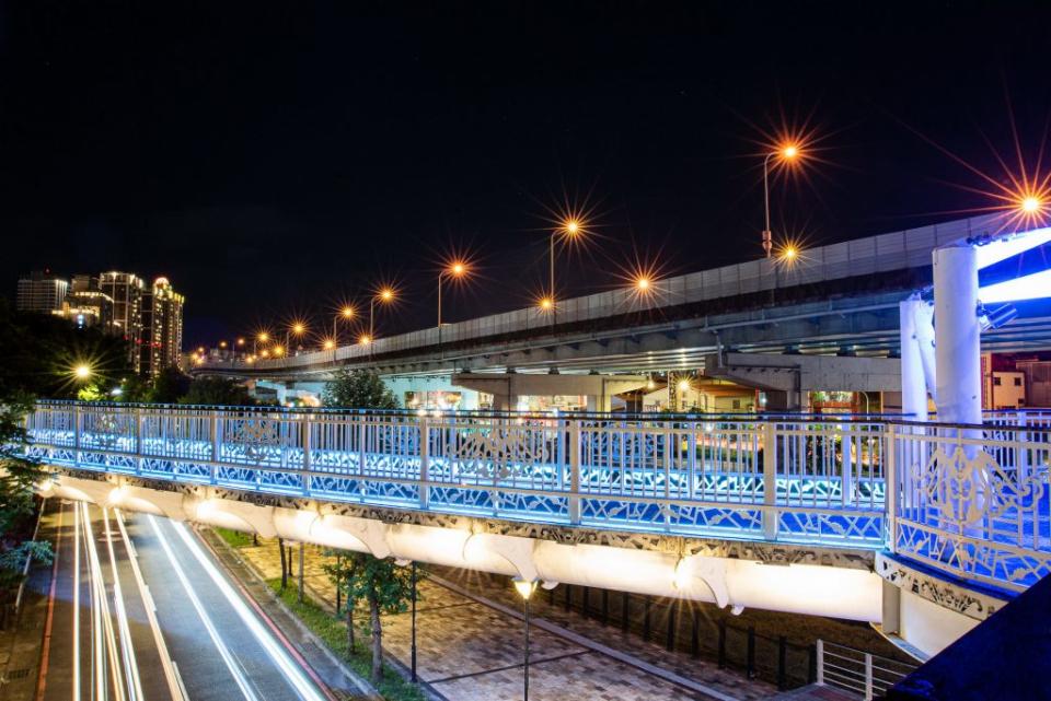 新北市板橋區人行景觀橋津渡橋近期進行夜間照明改善，三十一日起正式點燈，白色橋身與絢爛燈光交織成浪漫氛圍。（記者吳瀛洲攝）