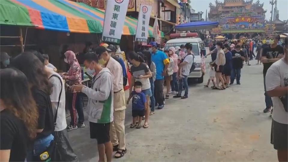 東港迎王平安祭登場　民眾排長龍領取迎王乖乖口罩