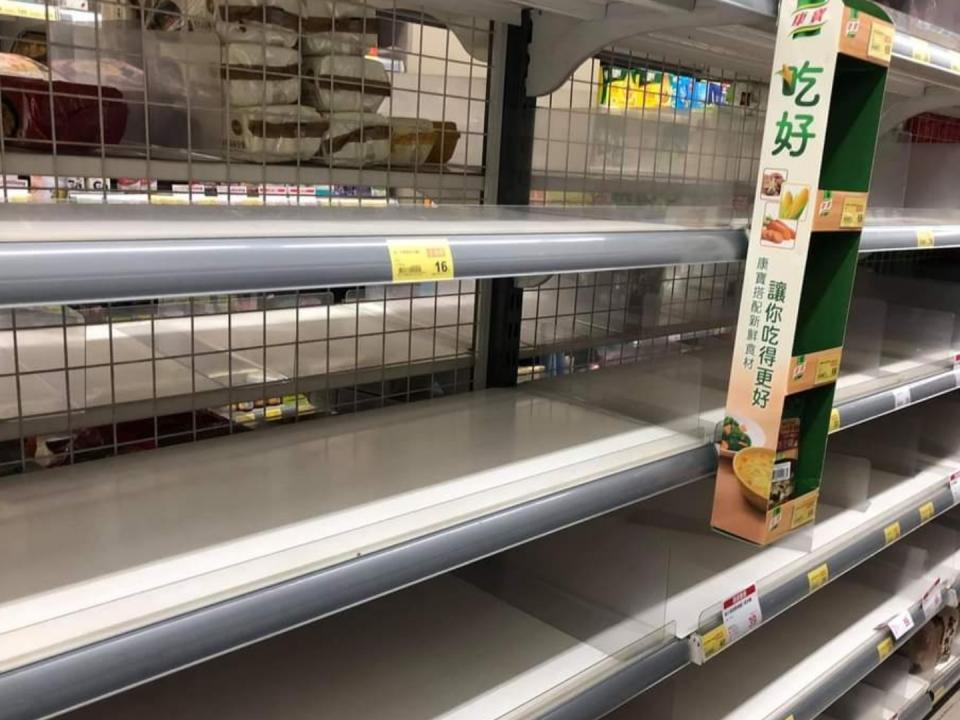 新冠肺炎疫情升溫讓雙北民眾人心惶惶，掀起超市搶貨潮。