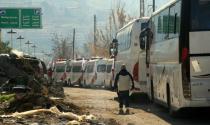 Photo fournie par l'agence Sana montrant des ambulances de la Croix rouge syrienne et des bus au poste frontière de Zabadani pour évacuer des civils, le 28 décembre 2015