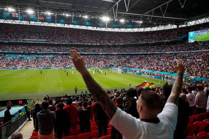 Seguidores ingleses celebran durante el partido entre las selecciones de Inglaterra y Alemania por la Eurocopa 2020, en el Estadio Wembley, Londres, Inglaterra