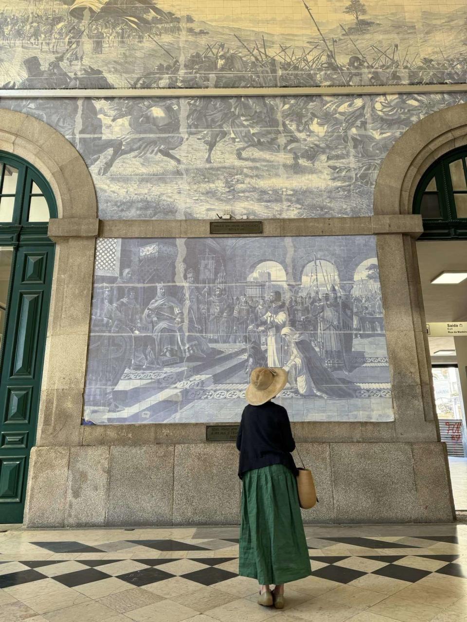 一幅幅瓷磚拼貼出葡萄牙的史詩長卷，庶民歡樂歲月樂府詩。圖：陳嘉英提供