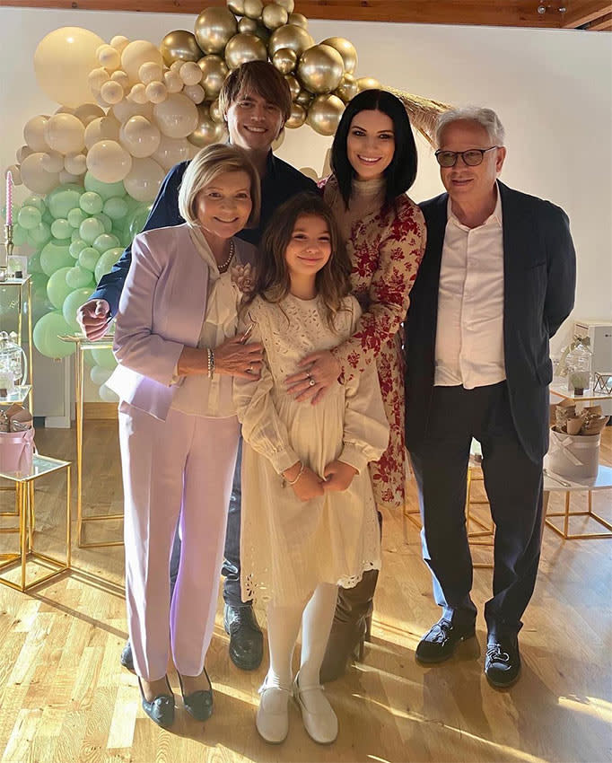 Laura Pausini posa con su familia en la Comunión de su hija