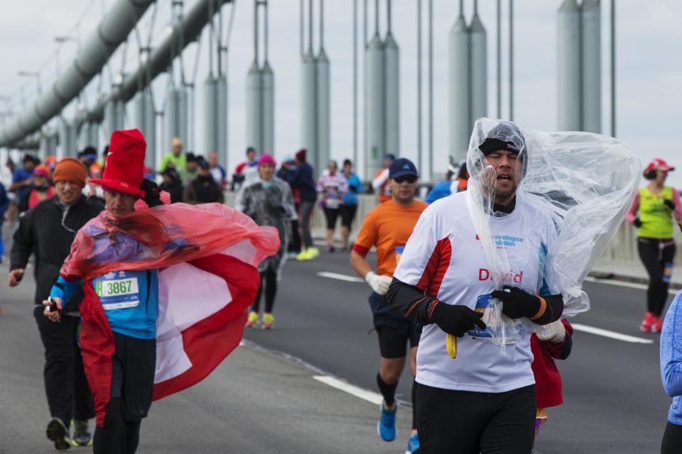 Runners deal with high winds as they cross the Verrazano-Narrows Bridge shortly after the start of the New York City Marathon in New York, November 2, 2014. REUTERS/Lucas Jackson (UNITED STATES - Tags: SPORT ATHLETICS ENVIRONMENT)