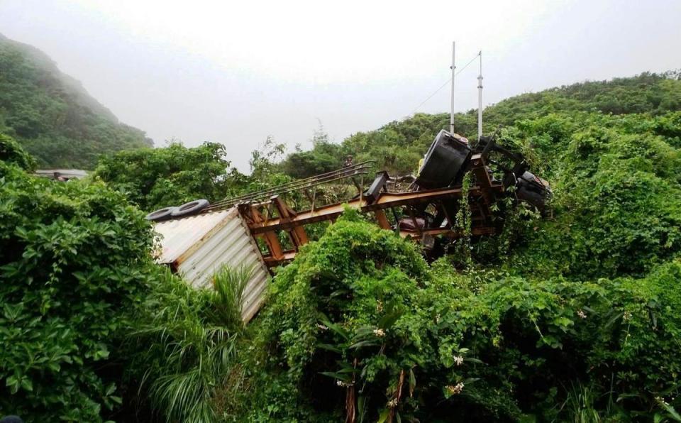 大雨能見度差，林男駕駛貨櫃車滑落邊坡。