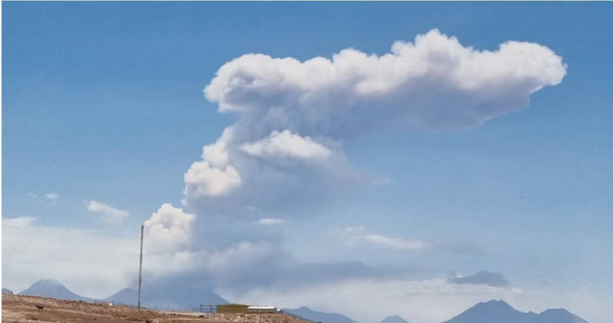 智利北部的拉斯卡火山在當地時間11日凌晨零時36分，約台灣時間10日深夜11點36分時噴發，約有6000公尺高的火山灰直衝天際。（圖／翻攝自推特，下同）