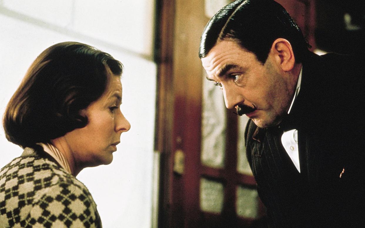 Ein ungewöhnlicher Mord beschäftigt den belgischen Detektiv Hercule Poirot (Albert Finney, im Bild mit Ingrid Bergman) in der Agatha-Christie-Romanverfilmung "Mord im Orient-Express". (Bild: 1974 STUDIOCANAL FILMS Ltd. All Rights Reserved.)