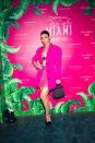 <p>Con el color de moda, la reportera posó en la fiesta <strong>Dolce & Gabbana</strong> <a href="https://peopleenespanol.com/ponte-bella/fiesta-estefan-dolce-gabbana-miami-alfombra/?" rel="nofollow noopener" target="_blank" data-ylk="slk:que ofrecieron los Estefan;elm:context_link;itc:0;sec:content-canvas" class="link ">que ofrecieron los Estefan</a> con un conjunto de brasier y falda con banda elástica de la marca italiana y una chaqueta <em>oversized</em>. </p>