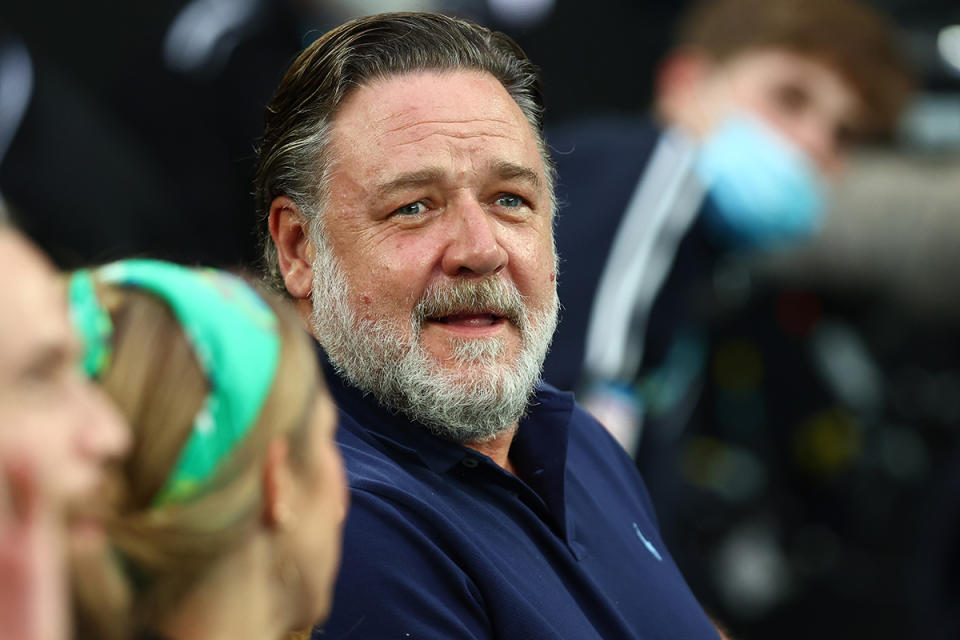 MELBOURNE, AUSTRALIA - JANUARY 29: Russell Crowe watches the women's singles final match between Ashleigh Barty of Australia and Danielle Collins of the United States during day 13 of the Australian Open 2022 at Melbourne Park on January 29, 2022 in Melbourne, Australia .  (Photo by Clive Brunskill/Getty Images)