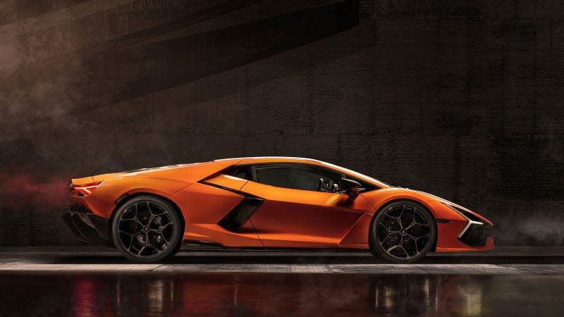 A photo of the Lamborghini Revuelto in profile. 