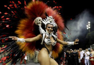 <p>A reveller from the Independente Samba School takes part in a carnival at Anhembi Sambadrome in Sao Paulo, Brazil, Feb. 9, 2018. (Photo: Paulo Whitaker/Reuters) </p>