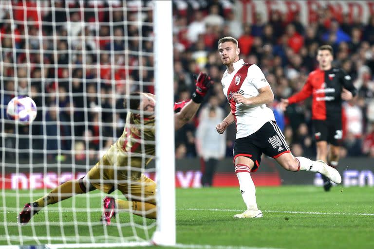 Lucas Beltrán anota el segundo gol de River, tras una 