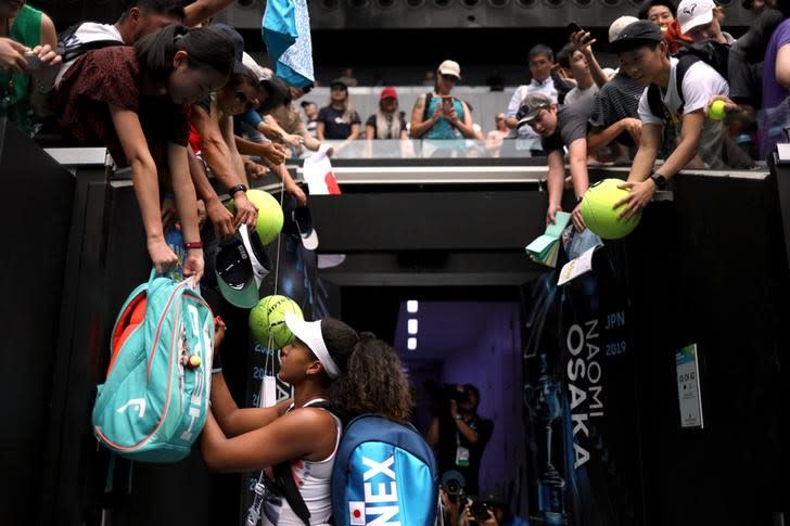 Foto del miércoles de la tenista japonesa Naomi Osaka firmando autógrafos tras superar a la china Saisai Zheng por la segunda ronda del Abierto de Australia