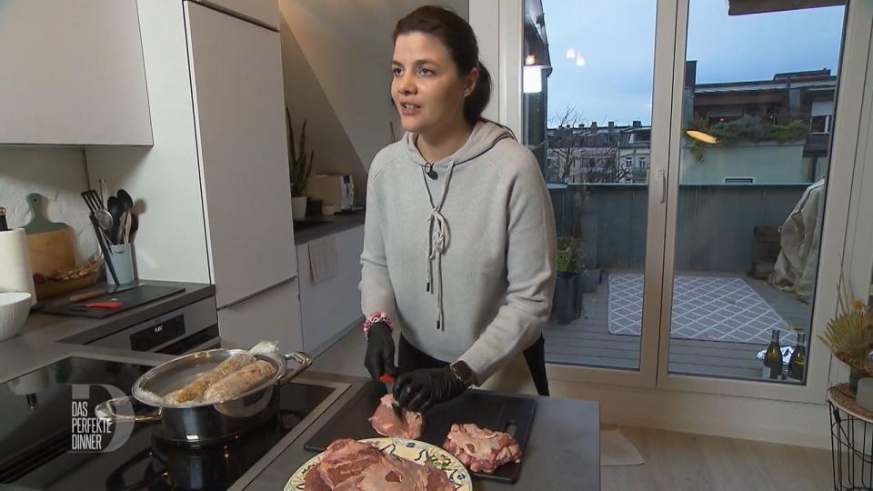 Fleisch liegt Caro im Blut, deshalb geht sie besonders routiniert mit den Kalbsbäckchen um.
 (Bild: RTL)